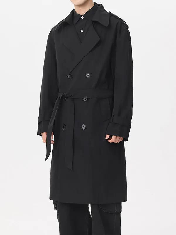Manteau trench classique à double boutonnage de la marque Old Money, coupe élégante en tissu beige avec ceinture à la taille.