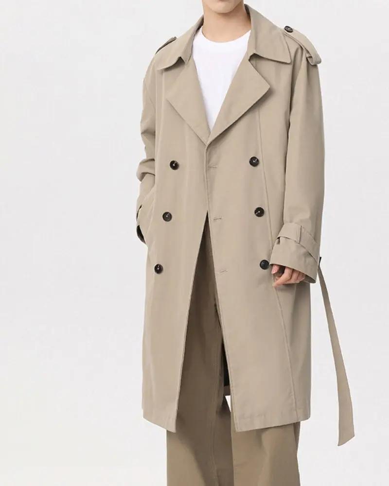 Manteau trench classique à double boutonnage de marque Old Money, coupe élégante et tissu beige visible sur l'image.
