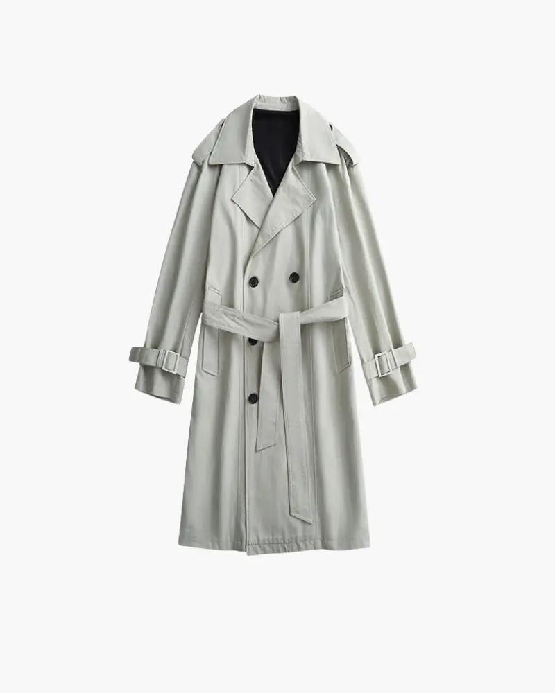 Manteau trench classique à double boutonnage de style Old Money, en tissu beige avec ceinture et col cranté.