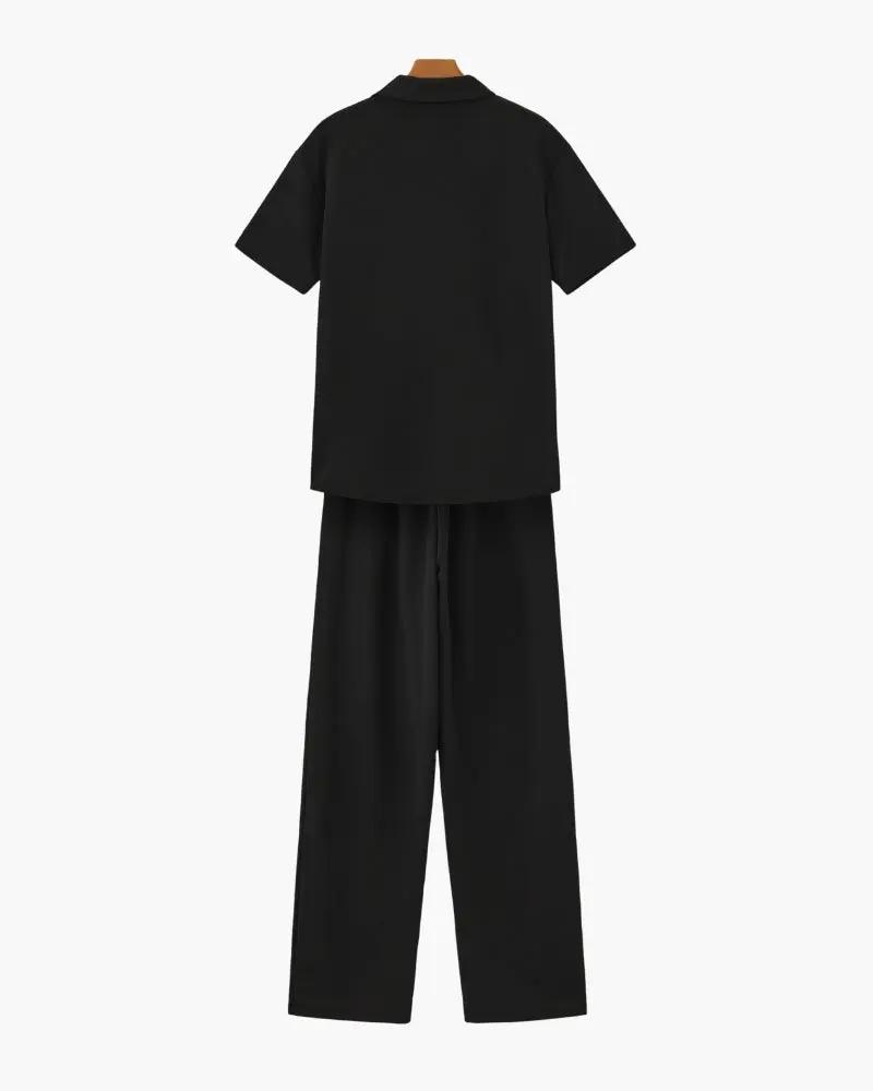 Ensemble polo en coton et pantalon pour homme, marque Old Money, montrant la chemise blanche et le pantalon assorti.