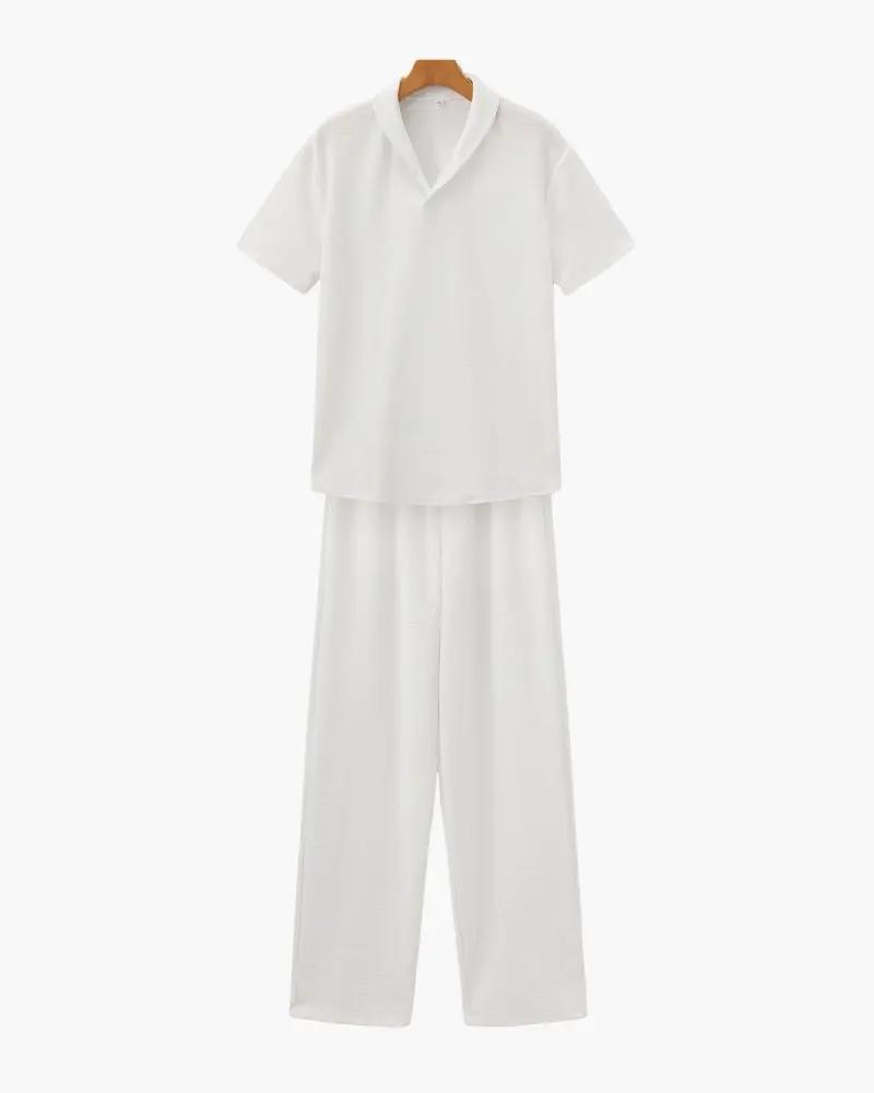 Ensemble polo en coton et pantalon Old Money, vue de face, avec ajustements et détails du tissu blanc et bleu marine.
