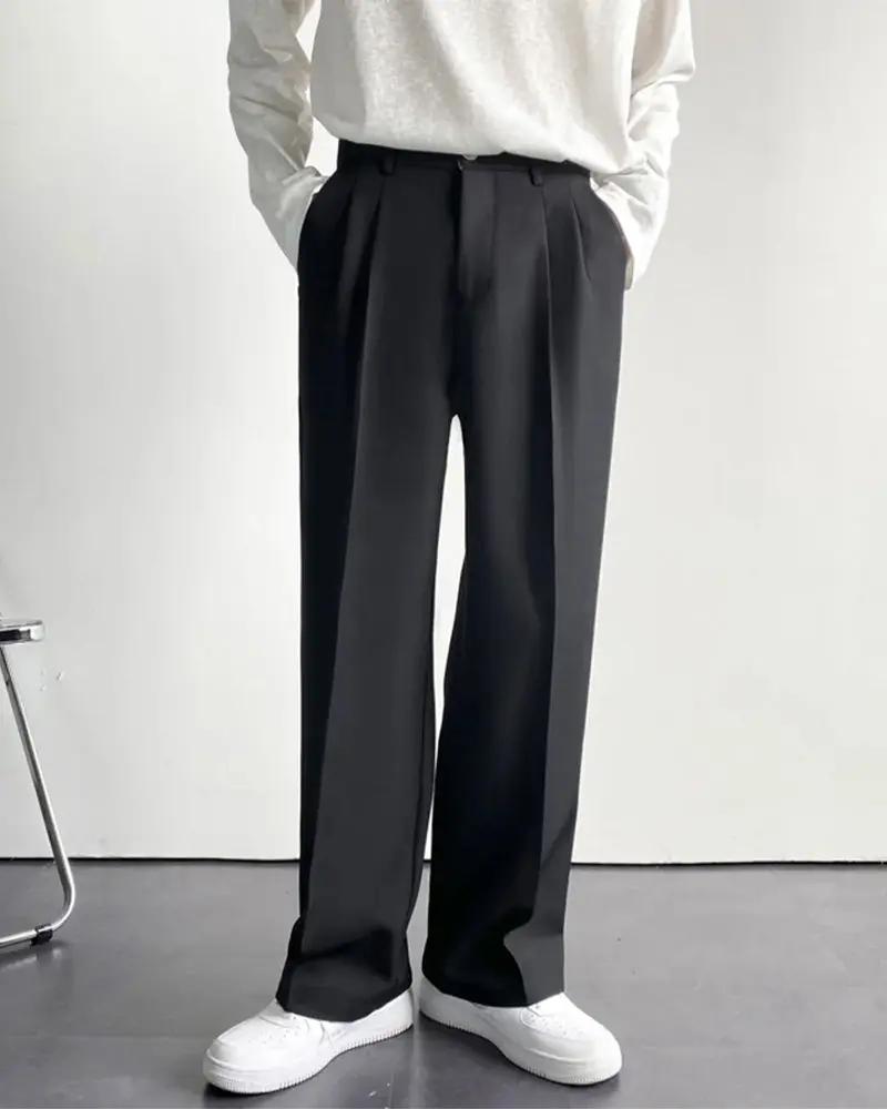 Pantalon large Paris Wide Fit de la marque Old Money, coupe ample et moderne, en tissu léger, porté avec un haut blanc.