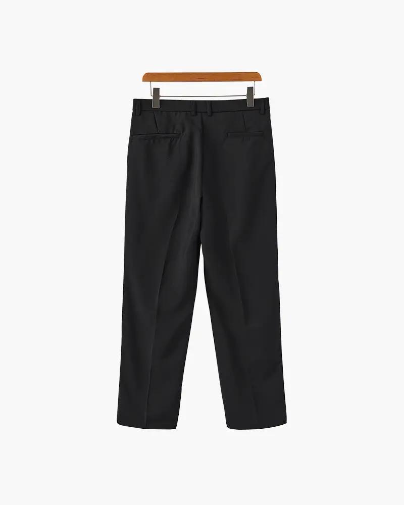 Pantalon large Paris Wide Fit de la marque Old Money, coupe ample et élégante, en tissu léger, porté avec chemise blanche.