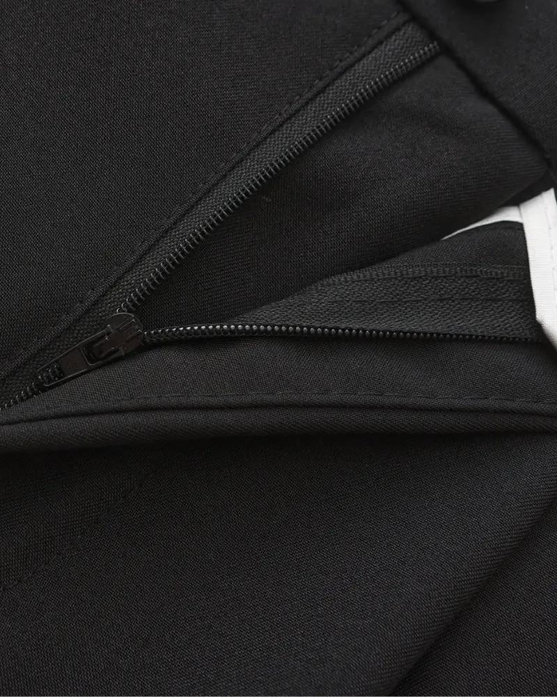 Pantalon large Paris Wide Fit de la marque Old Money, coupe ample, en tissu léger, couleur neutre, porté avec une chemise blanche.