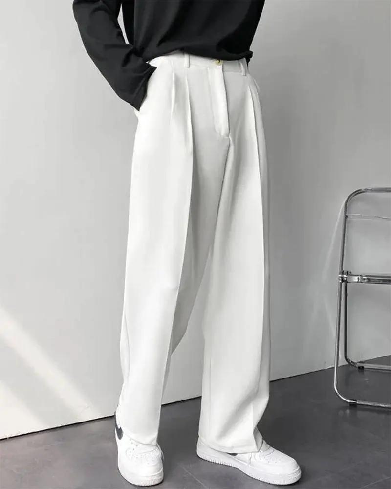 Pantalon Paris Large Fit de la marque Old Money, coupe ample et tissu léger, porté avec une chemise blanche.
