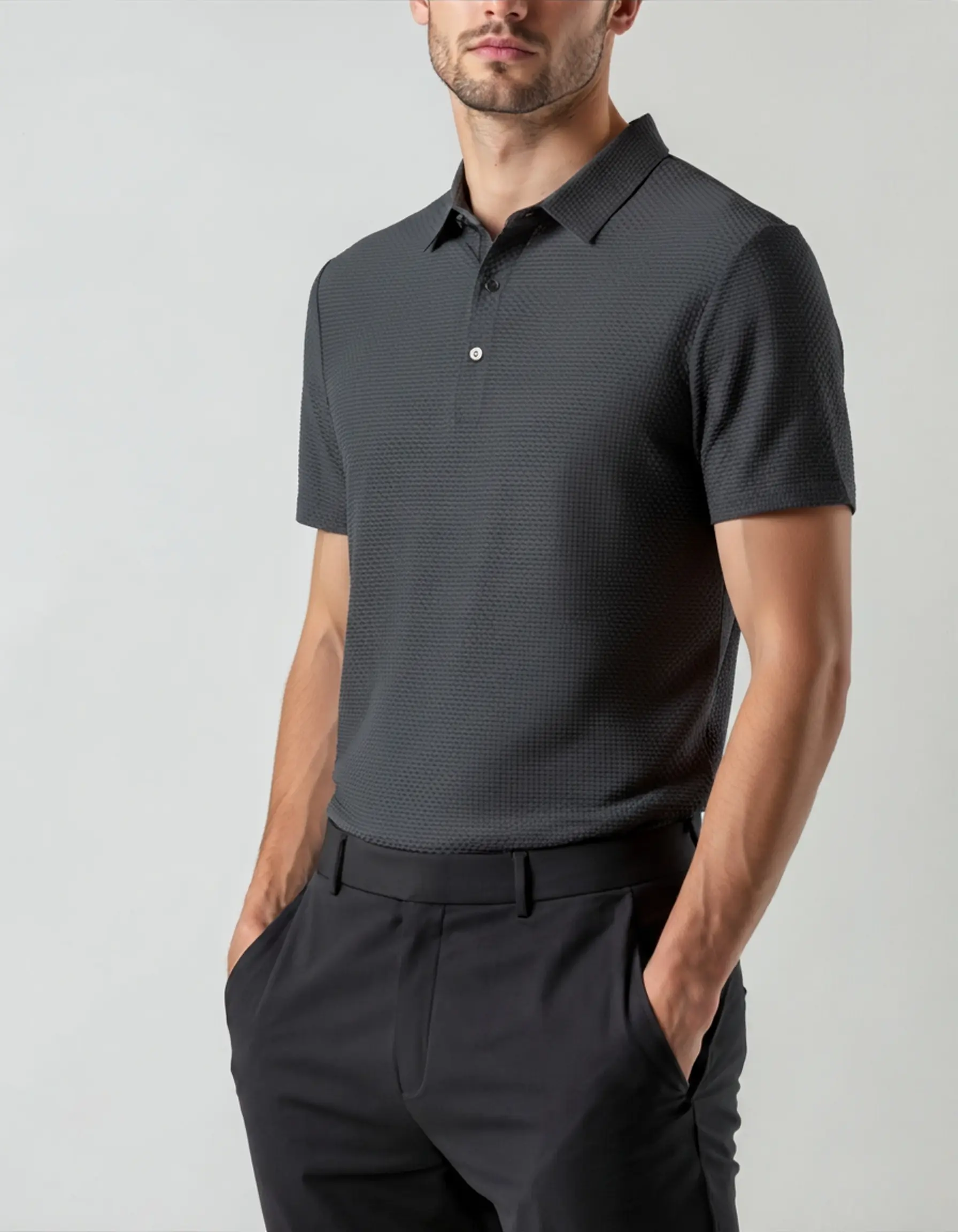 Polo en soie Prestigio Silk Polo Old Money, élégant, anti-ride, couleur bleu avec col et boutons classiques.