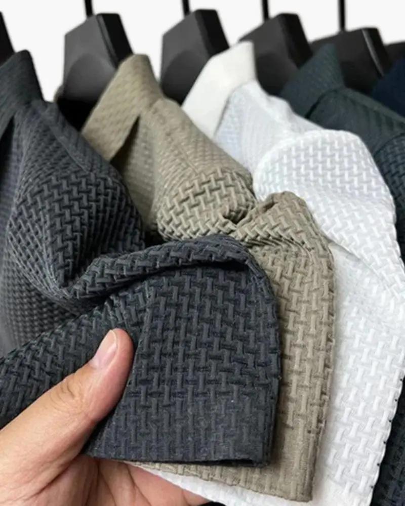 Chemise polo Prestigio Silk Old Money en soie anti-pli avec col classique, vue de face sur fond neutre.