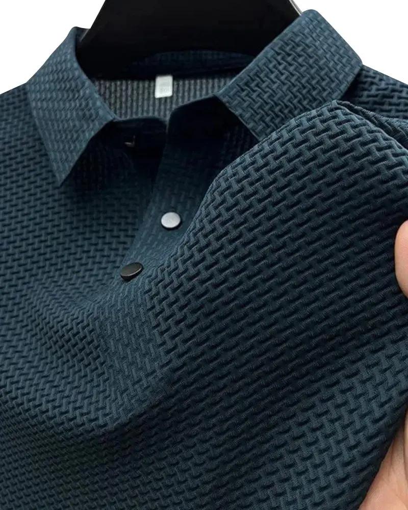 Polo en soie Prestigio Silk Polo de la marque Old Money, élégant, anti-rides, porté avec col et boutons visibles.