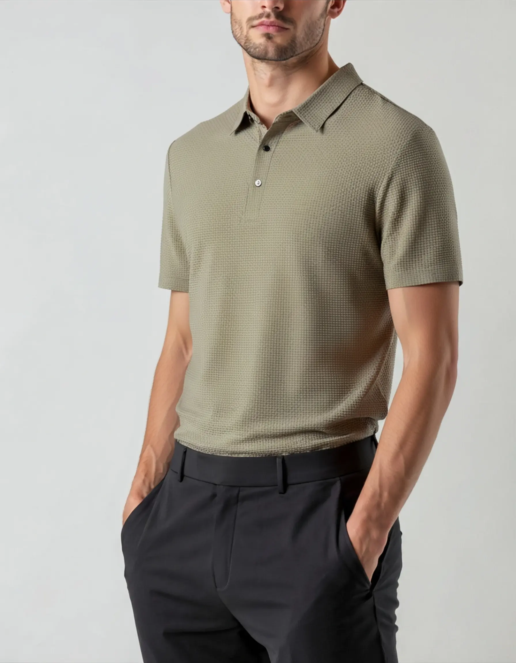 Polo en soie Prestigio Silk Polo de la marque Old Money, doux, sans plis, porté sur un mannequin.