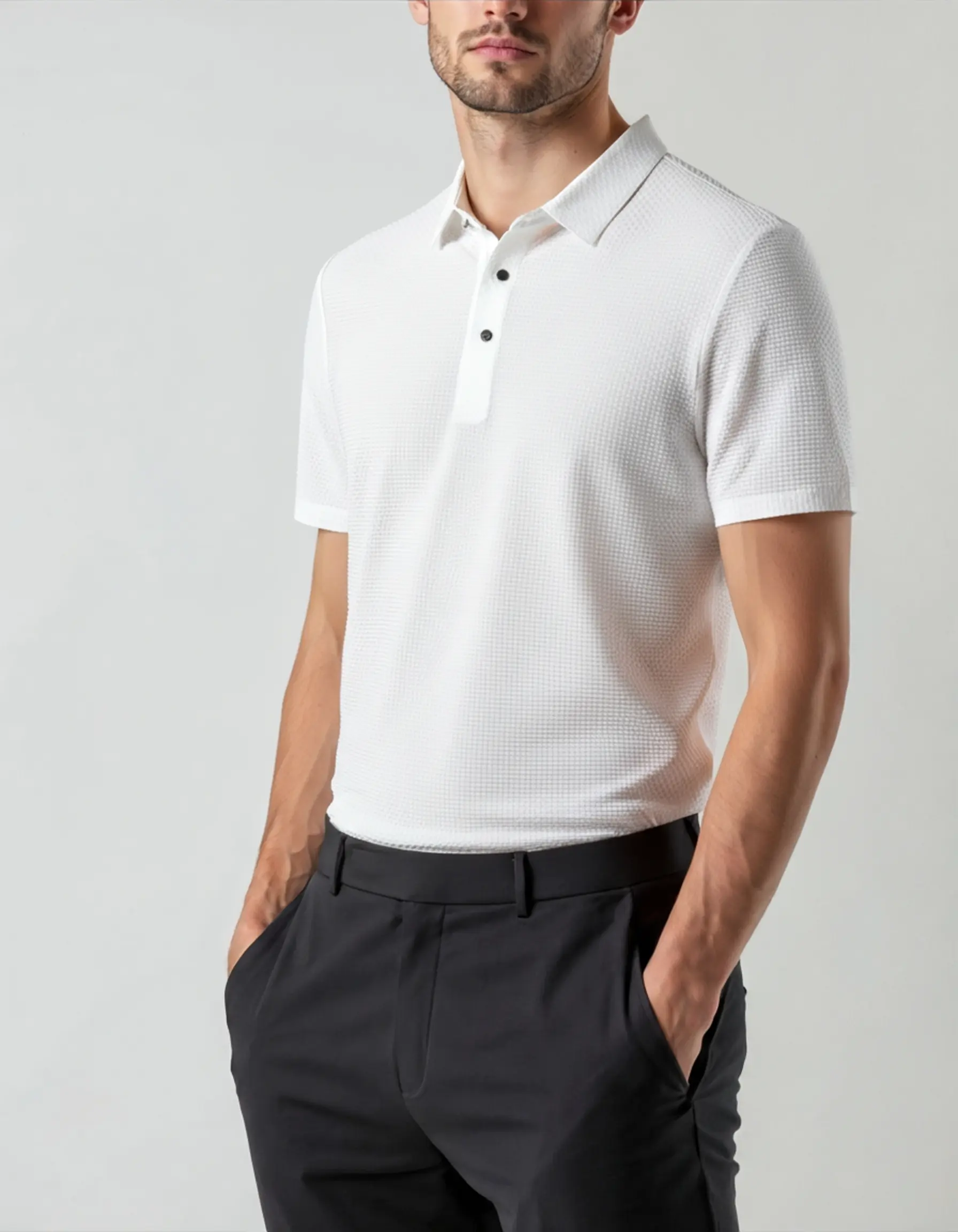 Polo en soie Prestigio Silk Polo de la marque Old Money, élégant, sans plis, porté sur un mannequin.