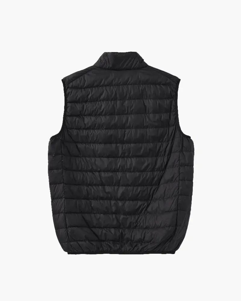 Gilet matelassé Old Money, coupe ajustée, en tissu synthétique, couleur noire, porté sur un mannequin.