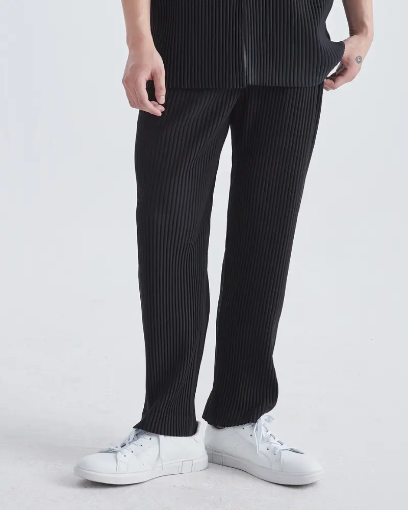 Pantalon en coton côtelé de style classique, de la marque Old Money, porté avec une coupe décontractée, visible en image.