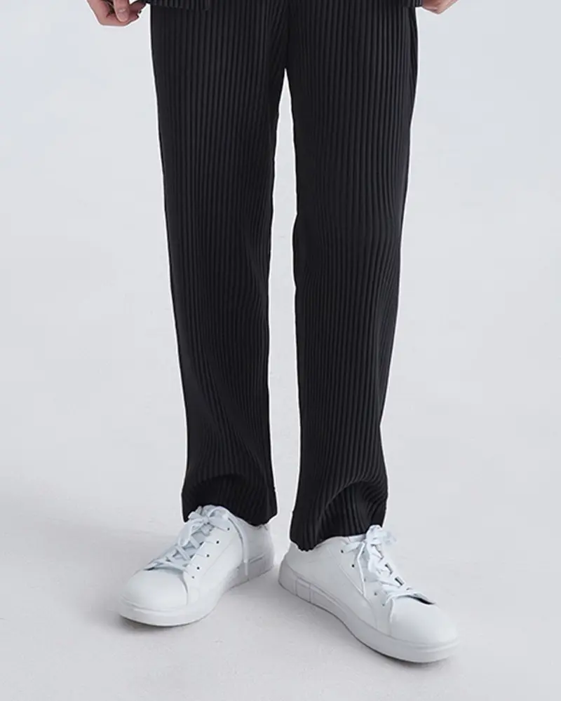 Pantalon en coton côtelé de style décontracté de la marque Old Money, montrant la texture côtelée et la coupe droite.