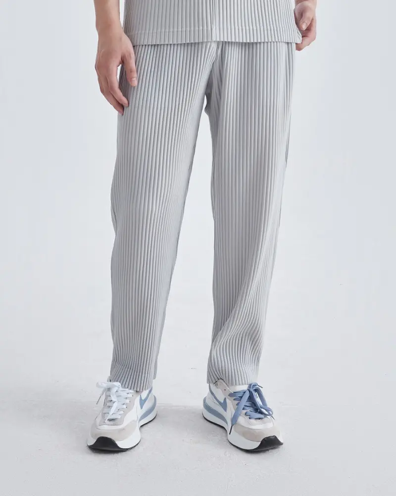 Pantalon en coton côtelé de style Old Money, coupe droite, couleur neutre, porté sur un mannequin.