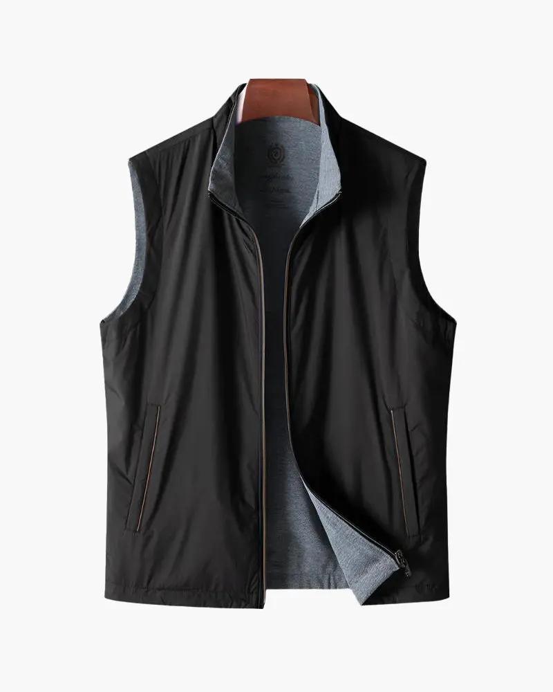 Gilet en polaire coupe slim de la marque Old Money, couleur noire, porté sur un mannequin, détail du col et fermeture éclair visible