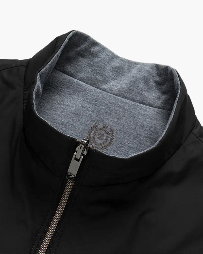 Gilet en polaire slim coupe Old Money, coupe ajustée, en tissu doux et chaud, porté sur un fond neutre.