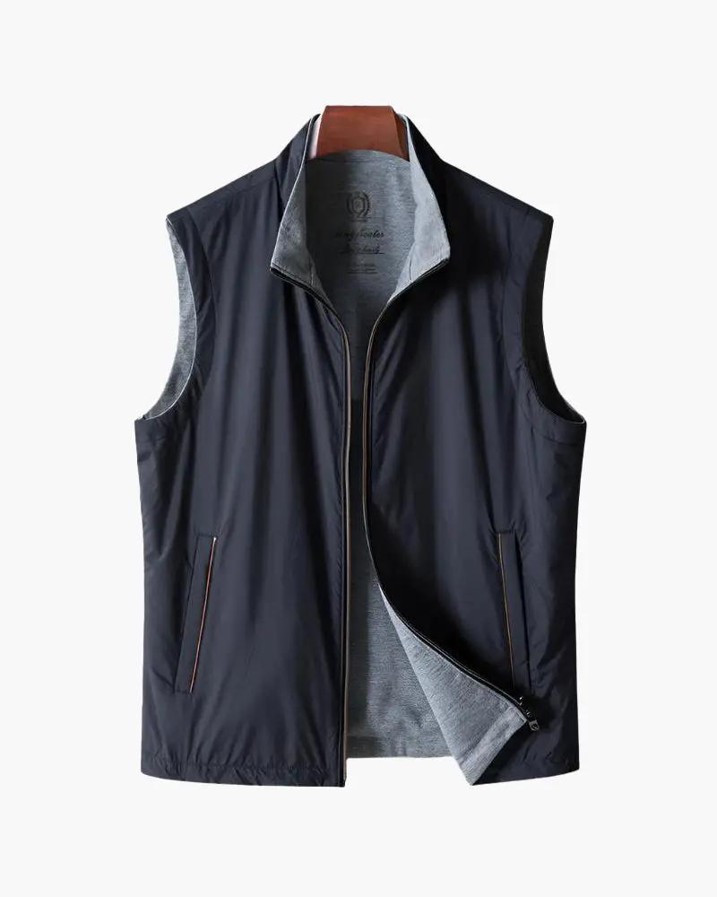 Gilet en polaire slim fit de la marque Old Money, coupe ajustée avec col montant, couleur gris clair, porté sur un mannequin.
