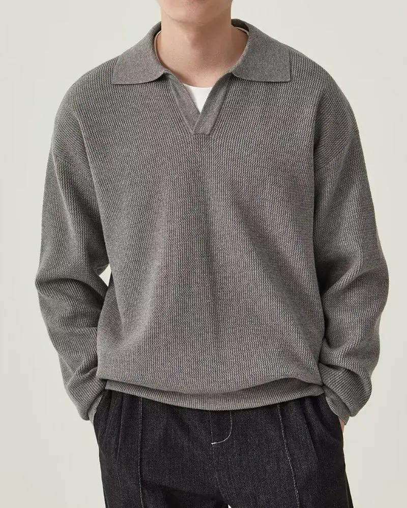 Pull homme en tricot textured polo de marque Old Money, vue de face, montrant le col et la texture du tissu.