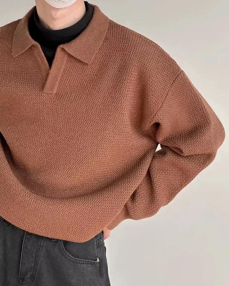 Pull en maille texturée de marque Old Money, polo en tricot avec motif côtelé visible sur le col et les manches.
