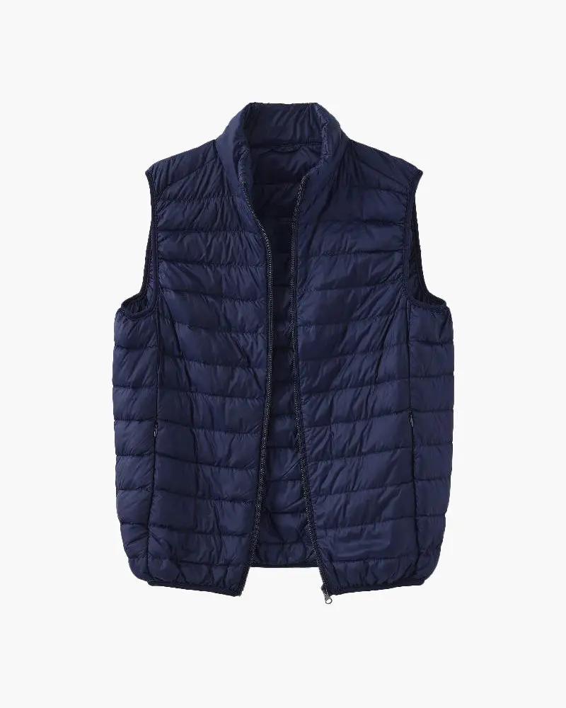Gilet matelassé Old Money avec col montant, finition rembourrée, porté sur un mannequin, en tissu noir.