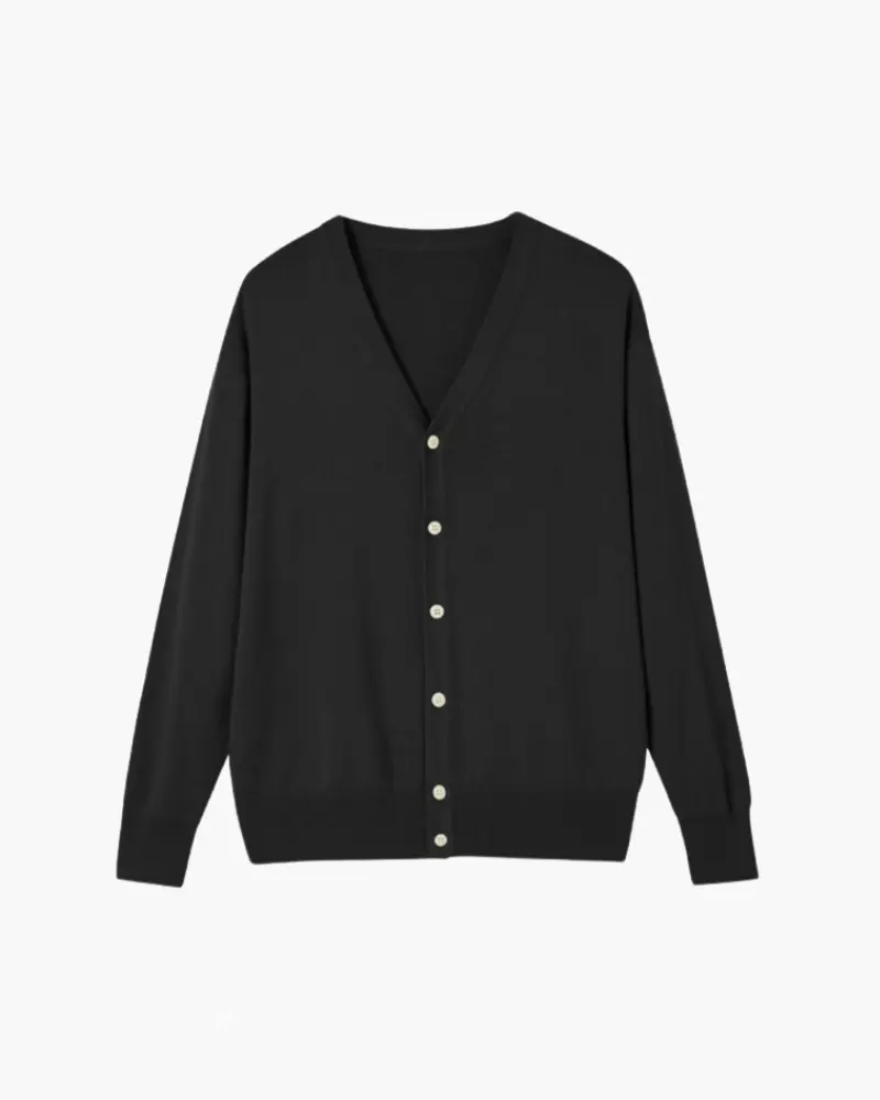 Gilet en laine 100 % premium de la marque Old Money, finition élégante, porté sur un fond neutre.