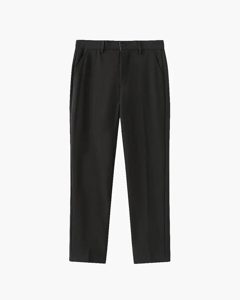 Pantalon Augusto Stretch noir de la marque Old Money, tissu élégant, coupe ajustée, porté sur mannequin.