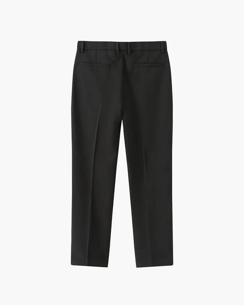 Pantalon élégant Augusto Stretch de Old Money en tissu sophistiqué, porté par un modèle, vue de face.