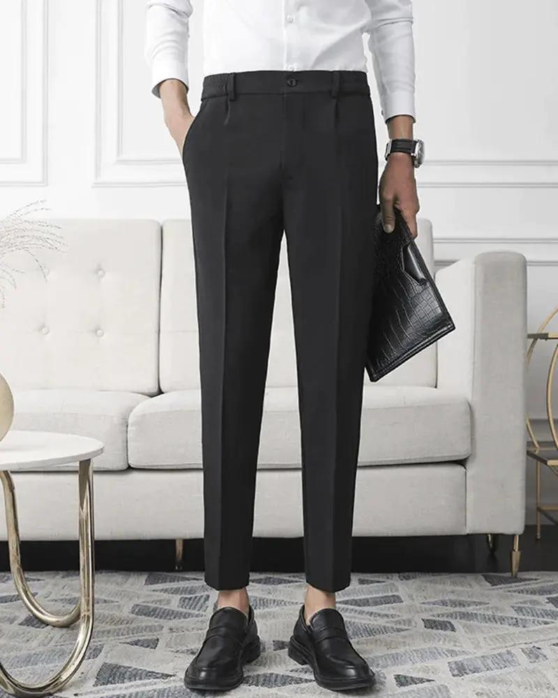Pantalon élégant Augusto Stretch de Old Money en tissu noir, coupe ajustée, porté par Alessandro Toscani.