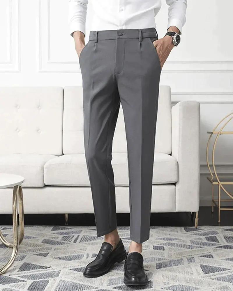 Pantalon stretch Augusto de Old Money en tissu élégant gris foncé porté par un mannequin, coupe ajustée et style sophistiqué.