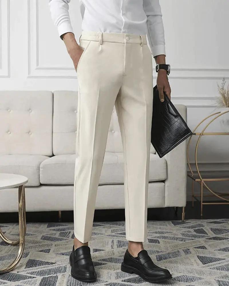 Pantalon beige Augusto Stretch de la marque Old Money, tissu élégant et ajusté, porté par Alessandro Toscani.