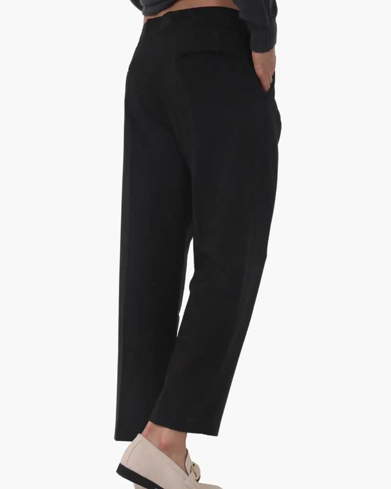 Pantalon taille haute Paris de la marque Old Money, coupe élégante et tissu léger visible sur l'image.