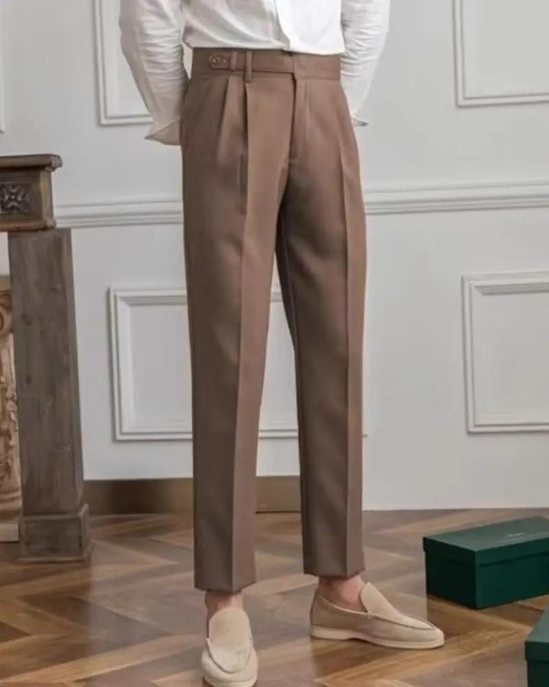 Pantalon taille haute Paris Old Money en tissu élégant, coupe moderne et finition soignée, porté sur un modèle.