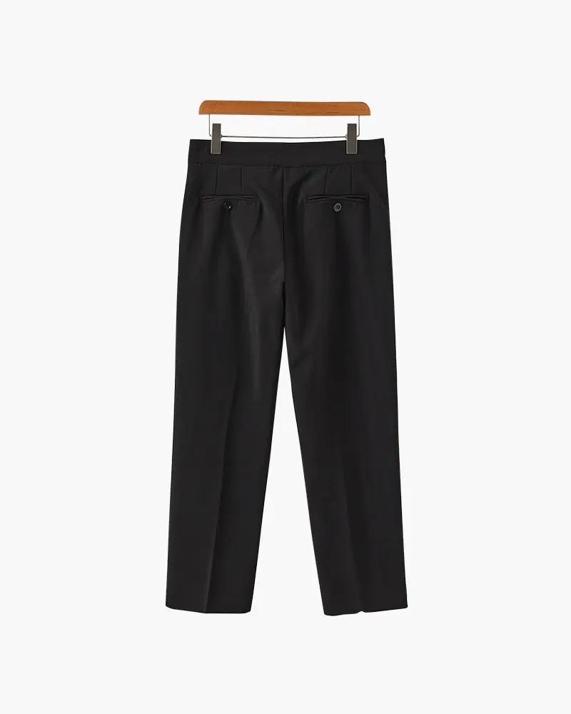 Pantalon taille haute Paris Old Money en tissu doux, coupe élégante et moderne, porté par une mannequin.