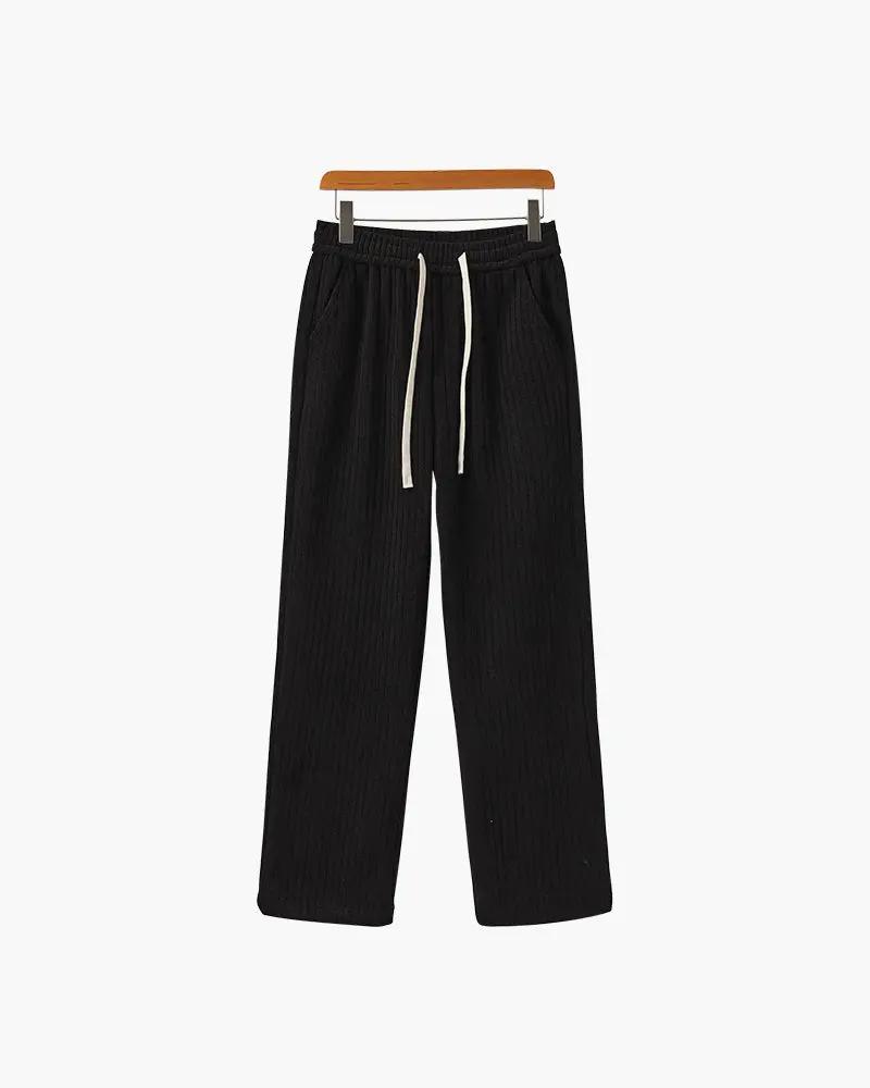 Pantalon en velours romain Old Money, coupe décontractée, couleur profonde, détails élégants, porté avec chemise blanche.