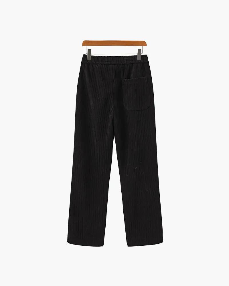 Pantalon en velours roman Old Money, coupe élégante et tissu doux, porté avec un look sophistiqué et moderne.