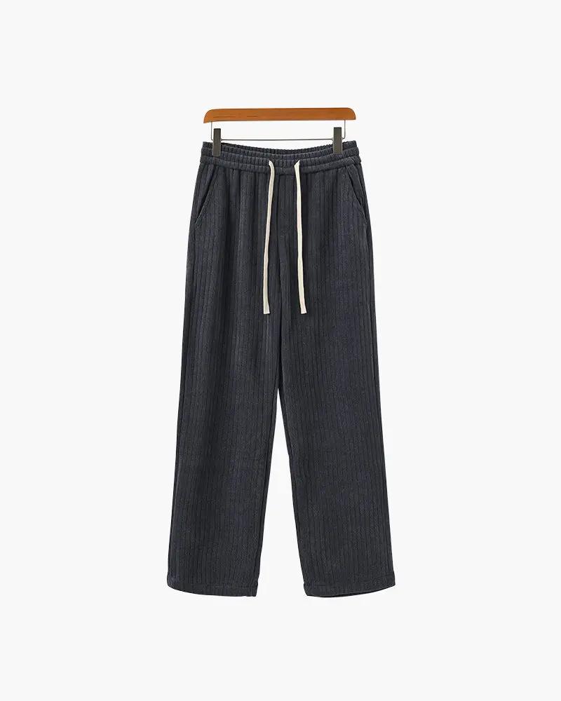 Pantalon en velours romain Old Money, coupe élégante et tissu doux, porté avec une chemise blanche.