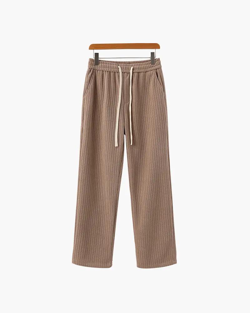 Pantalon en velours roman Old Money, coupe élégante, couleur riche, porté sur mannequin, détail des poches et couture raffinée.