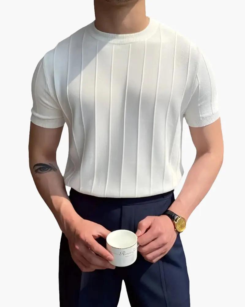 T-shirt à manches courtes Old Money Cannes à rayures côtelées beige et blanc, style décontracté, image de la chemise portée.