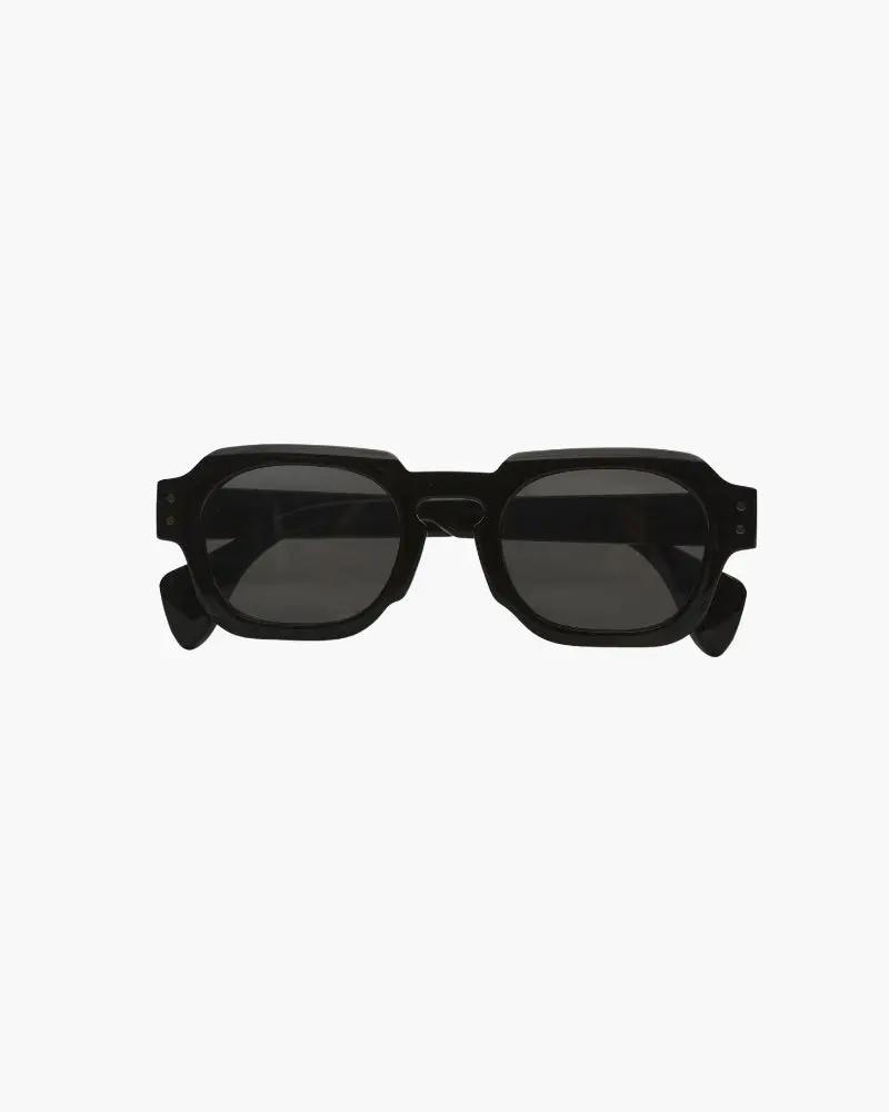 Lunettes de soleil Monaco Old Money avec monture dorée et verres teintés, style élégant et sophistiqué.