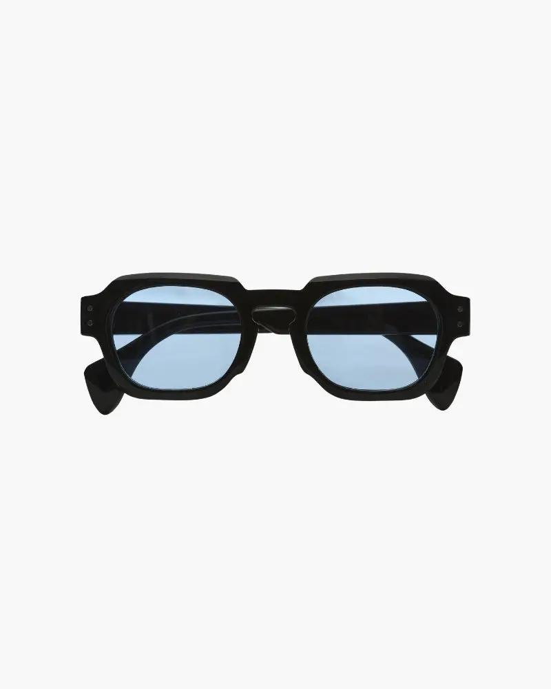 Lunettes de soleil Monaco de la marque Old Money, avec monture élégante et verres teintés, vues de face.