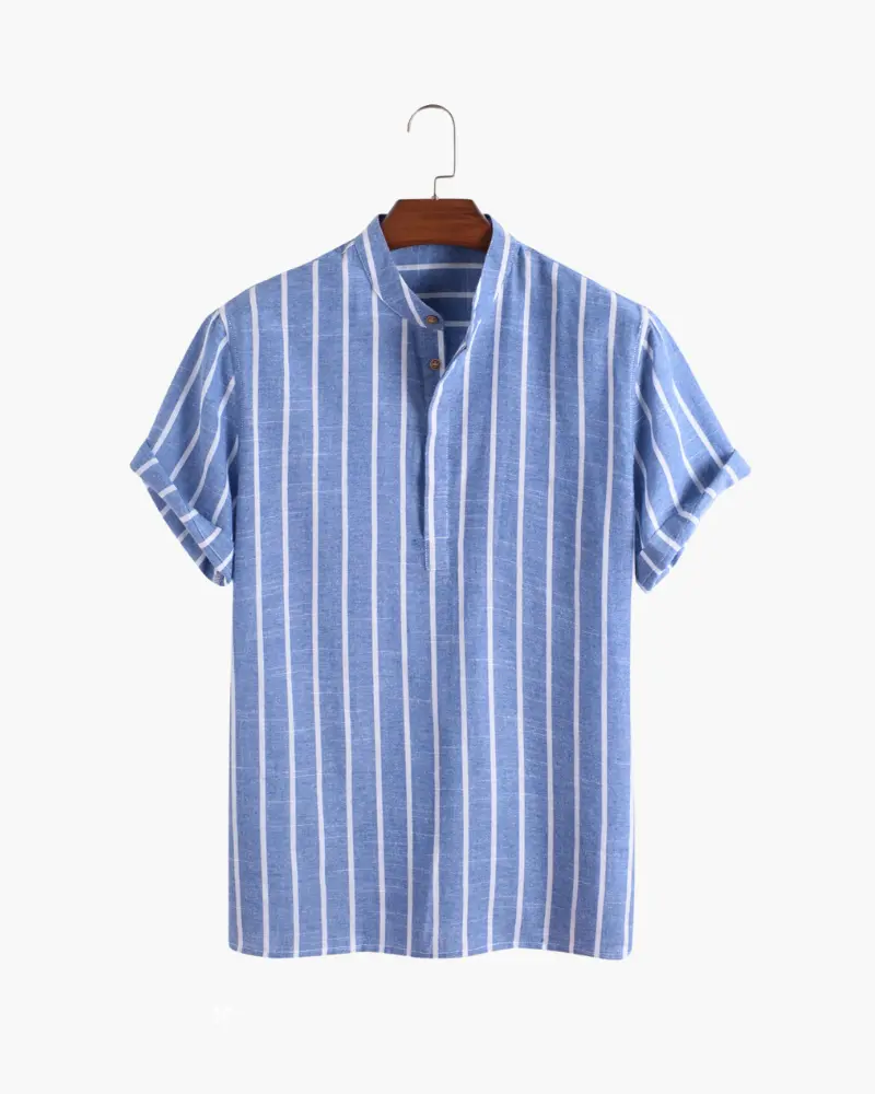 Polo marin Bari Sailor de la marque Old Money, en tissu bleu avec col et boutonnière, porté sur mannequin.