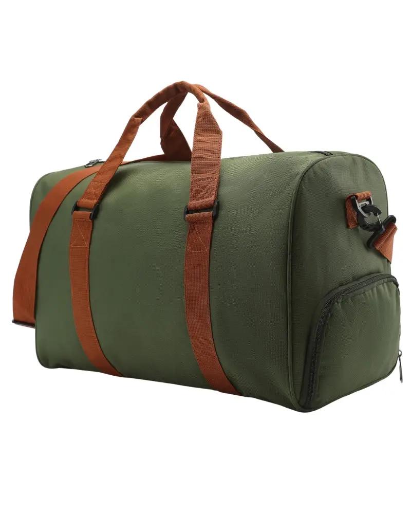 Sac de voyage Nova Duffle de la marque Old Money, en cuir marron avec poignées et fermeture éclair.
