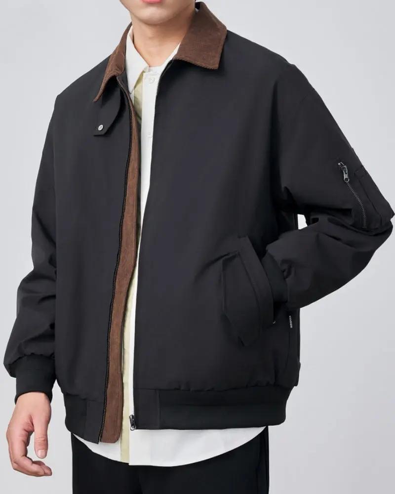 Veste Harrington classique Old Money en coton beige, avec col côtelé et fermeture à boutons, portée sur un mannequin.