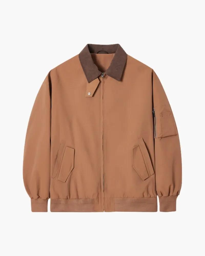 Veste Harrington classique Old Money en coton beige avec poches et fermeture éclair, vue de face.