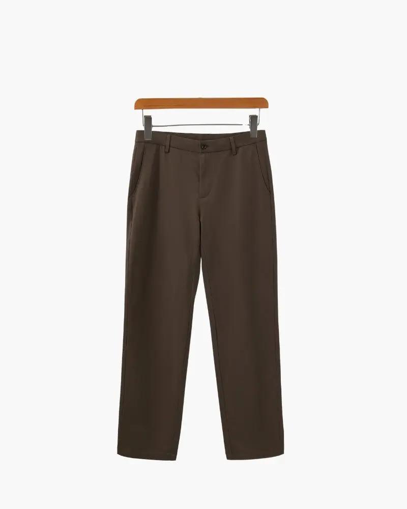 Pantalons en laine mélangée Old Money, coupe classique, couleur gris foncé, visibles avec ceinture et poches latérales.