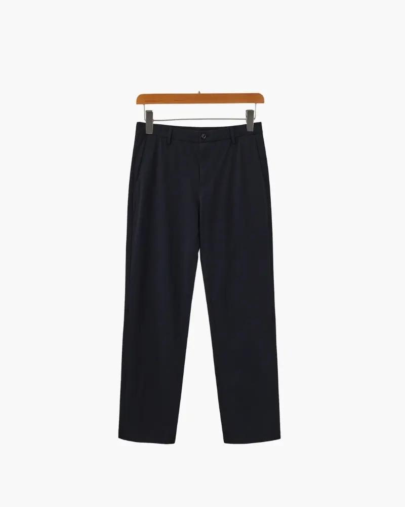 Pantalons en mélange de laine Old Money, coupe classique, en tissu épais et chaud, couleur gris clair, portés avec une chemise blanche