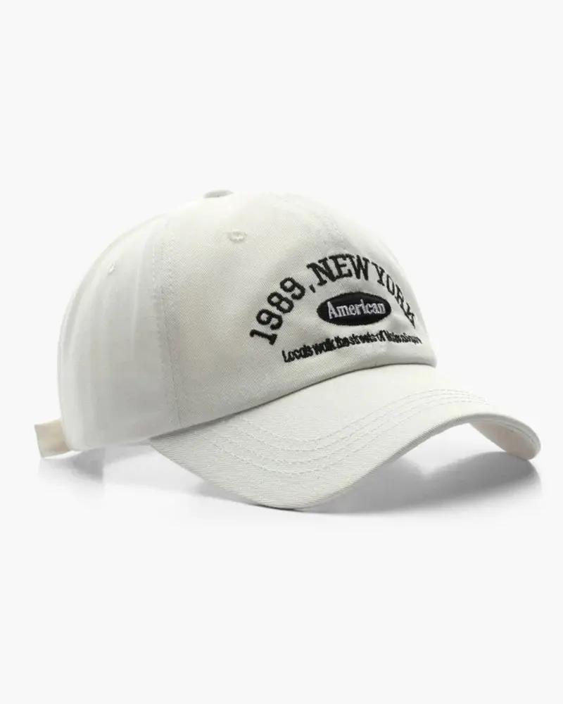 Casquette New York Old Money en coton avec logo brodé, vue de face, style décontracté, couleur grise.