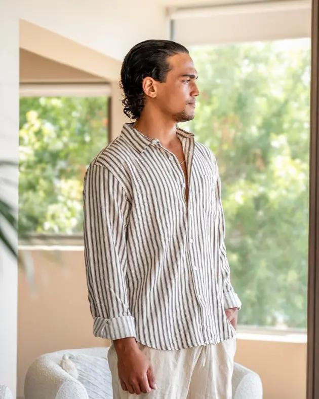 Chemise rayée pour hommes de la marque Old Money, détails des rayures bleues et blanches, col classique et manches longues
