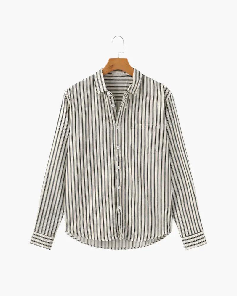 Chemise rayée pour homme Old Money, col classique, tissu léger et élégant, visible détails du motif à rayures.