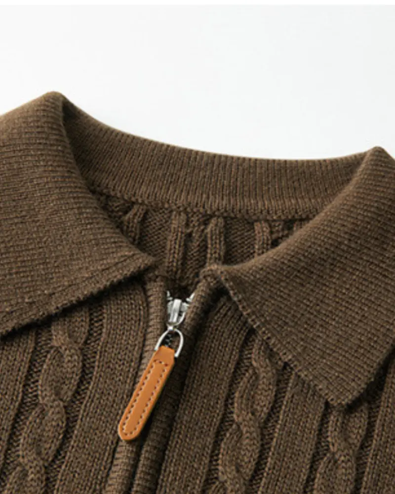 Pull en laine 100% premium à zip, style Old Money, montrant le devant avec fermeture éclair et col montant.